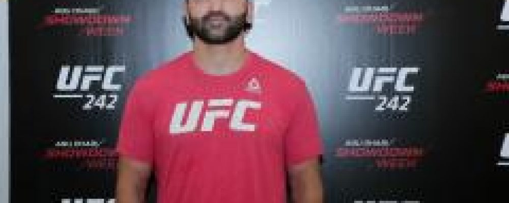 Shoppers Meet UFC Athlete Andrei Arlovski At Mushrif Mall